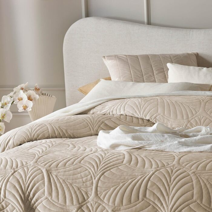 Покривало ROOM99 Feel Elegante велюрове кремове 200x220 см – універсальна стьобана накидка на ліжко чи диван, стильний декор, преміум-якість