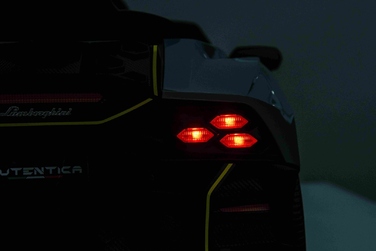 Дитячий електромобіль Lamborghini INVENCIBLE на акумуляторі з LED-освітленням, MP3 та пультом керування, 4x35W