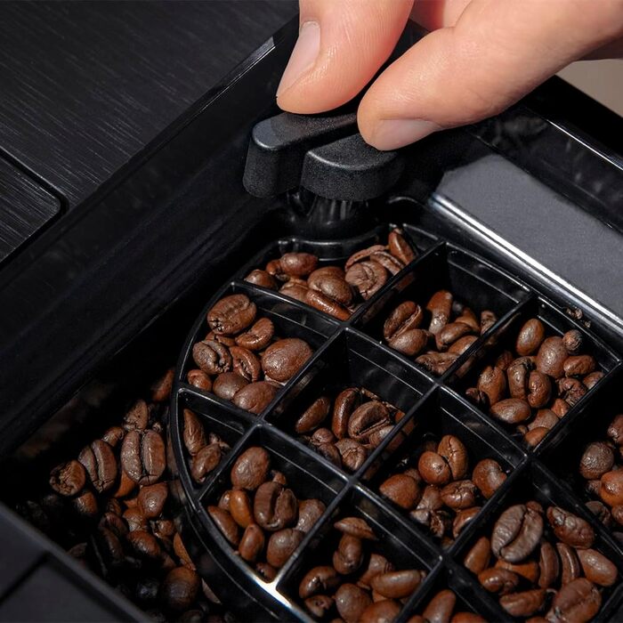 Кавомашина автоматична Cecotec Cremmaet Touch OCS 1450W з TFT-екраном та системою Thermoblock, 15 bar, 1.5л резервуар для води, 290г для кавових зерен, 600мл для молока, автоматичне очищення