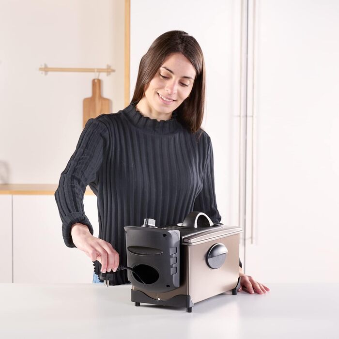 Електрична фритюрниця BLACK+DECKER BXDF2100E, 2100 Вт, 3 л, знімна чаша, нержавіюча сталь, сіра, регулювання температури, легке очищення, підходить для посудомийки