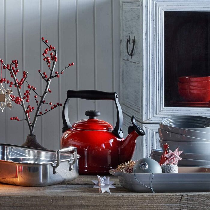 Чайник для води Le Creuset Tradition, емальована сталь, 2.1 л, вишнево-червоний