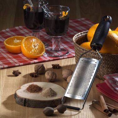 Тёрка Microplane® Fein для сыра, цитрусовых, чеснока, чили, корицы и мускатного ореха, черная, с лезвиями из нержавеющей стали - Made in USA. Тонкая режущая кромка.