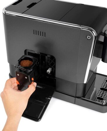 Кавоварка автоматична BLACK+DECKER BXCO1470E, 1470 Вт, 19 бар, сенсорна панель, налаштування напоїв, знімний носик, для меленого зерна, чорна
