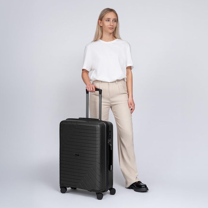Валіза середня REDOLZ Essentials 05, 67 см, чорна, поліпропілен, 4 подвійні колеса, TSA-замок