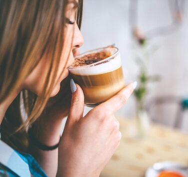 Електричний спінювач молока Gastroback 42325 Latte Magic, 350 мл, для гарячої та холодної піни, 500 Вт, білий пластик