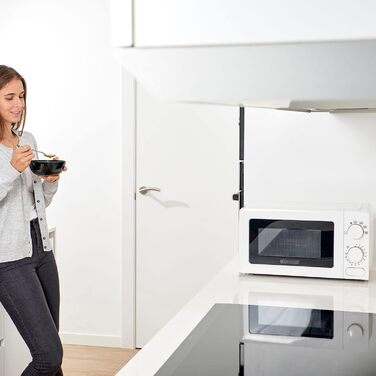 Мікрохвильова піч Black+Decker BXMY700E, 20 л, 700 Вт, 6 режимів, таймер, біла