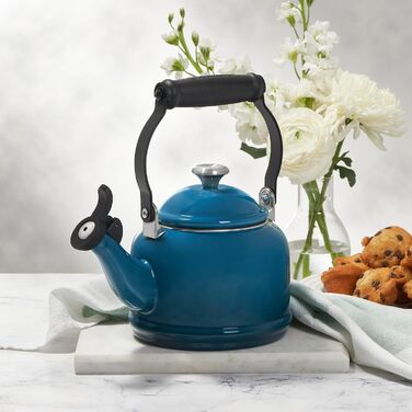 Емальований електричний чайник Le Creuset Halber зі сталі, 1.25 л, білий з принтом Opulenter Garten