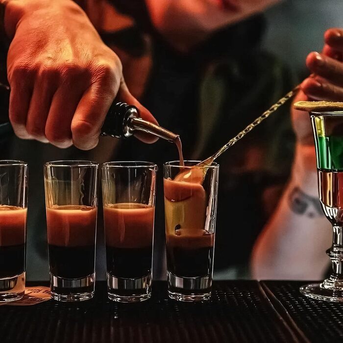 Коктейльний набір Tonsooze Party Essential із 18 предметів сріблястий
