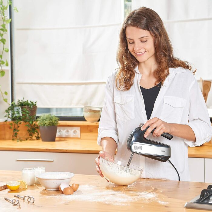 Міксер BLACK+DECKER BXMX500E 500Вт, 5 швидкостей, турборежим, 2 вінчики, 2 гаки, знімні насадки