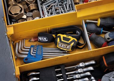 PETZL ARIA 2 – компактний водонепроникний налобний ліхтар 450 лм, чорний