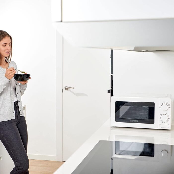 Мікрохвильова піч Black+Decker BXMY700E, 20 л, 700 Вт, 6 режимів, таймер, біла