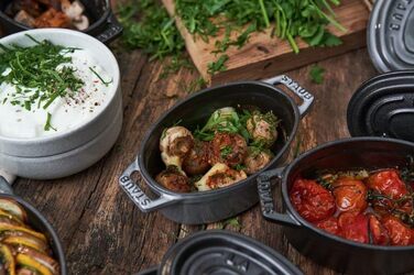 STAUB Міні-кокот овальний з кришкою, 11 см, 0,25 л, для індукції, матова чорна емаль всередині, графітово-сірий