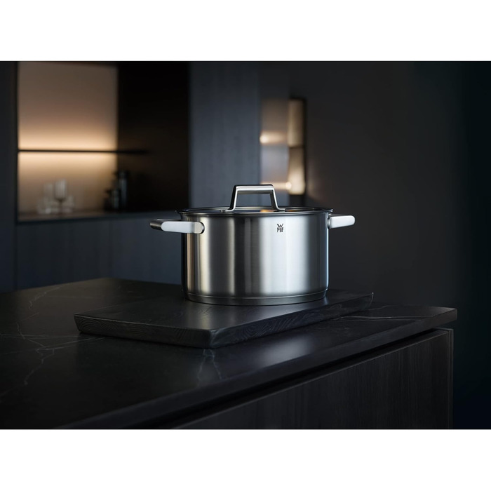 Каструля WMF Comfort Line 1,4 л з кришкою, 16 см, маленька каструля для молока, індукція, матова нержавіюча сталь Cromargan, з мірною шкалою, штабельована, без покриття