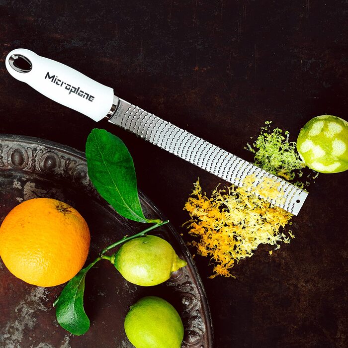 Терка Microplane для цитрусових, твердого сиру, імбиру, шоколаду та мускатного горіха, біла, з тонким лезом із нержавіючої сталі, 325x35x30 мм, вироблено в США